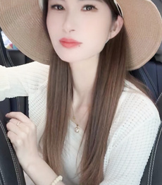 美女同事大胆分享居家自拍照