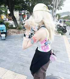 骑共享单车走光的纹身美女