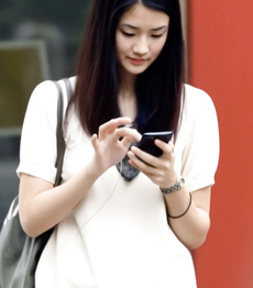 街拍美女玩手机裙底被风掀起走光