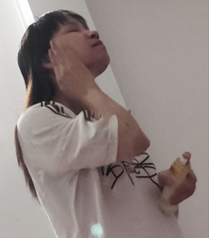 老婆说“真变态。你女人的B都让人知道了，你真不介意别人用吗？或者别的什么吗？”